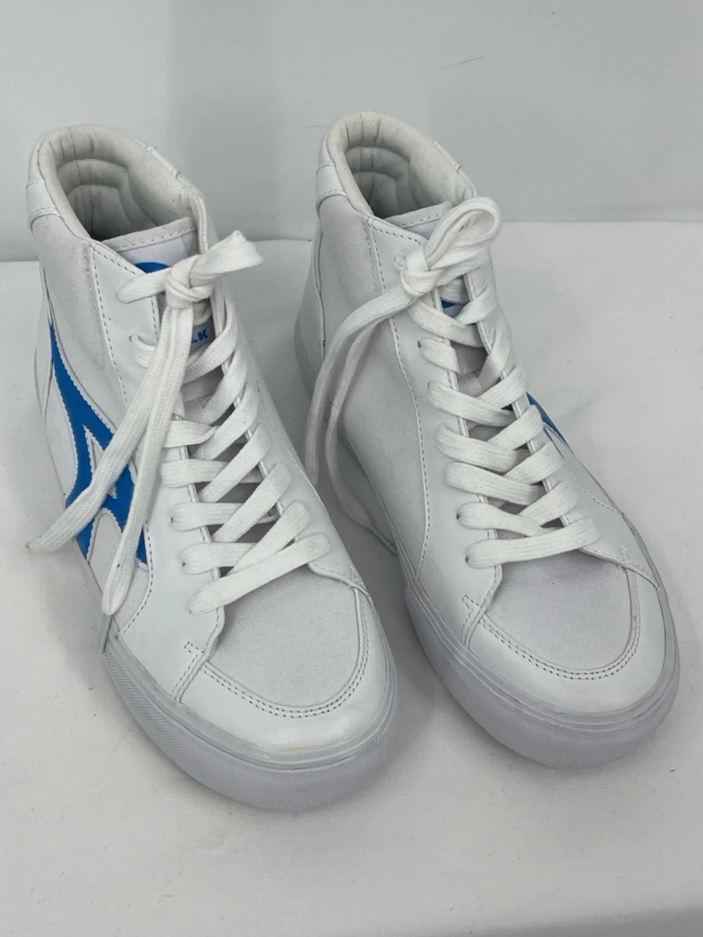 Airwalk AURORA WOMENS SIZE 9M White High-Top Sneakers with Blue Stripe